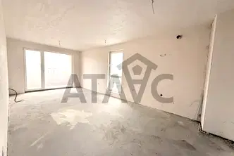 Тристаен апартамент с две тераси в Остромила, Пловдив