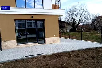 Тристаен апартамент с двор в Южен, Пловдив