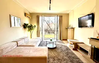 Тристаен апартамент с естествен камък и дъбов паркет в Център, София
