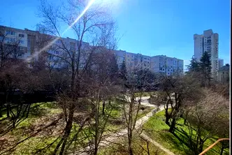 Тристаен апартамент с югоизточно изложение в Дианабад, София
