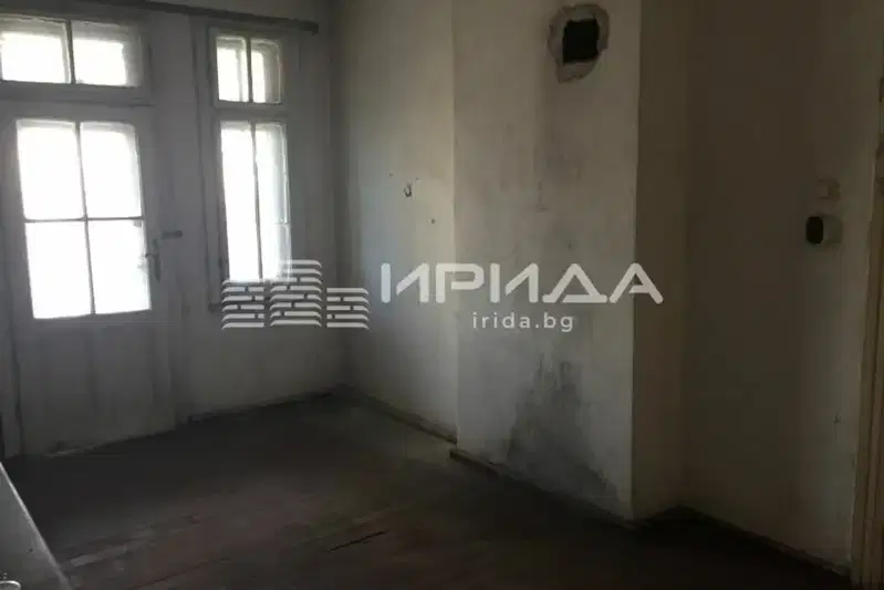 Просторен 3-стаен апартамент с високи тавани в центъра на София