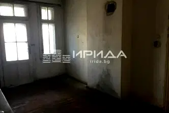 Просторен 3-стаен апартамент с високи тавани в центъра на София