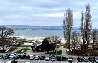 3-стаен апартамент с два балкона на първа линия в Аспарухово, Варна