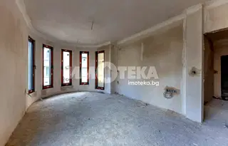 Тристаен апартамент с тераса в Център, Варна