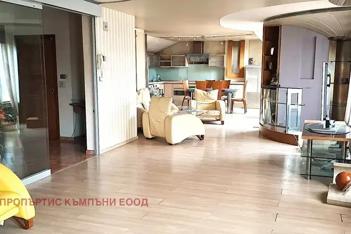 Просторен мезонет с 4 спални и две тераси в Гръцка махала, Варна