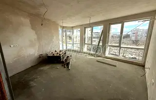 Тристаен панорамен апартамент с обиколна тераса във Възраждане 1, Варна