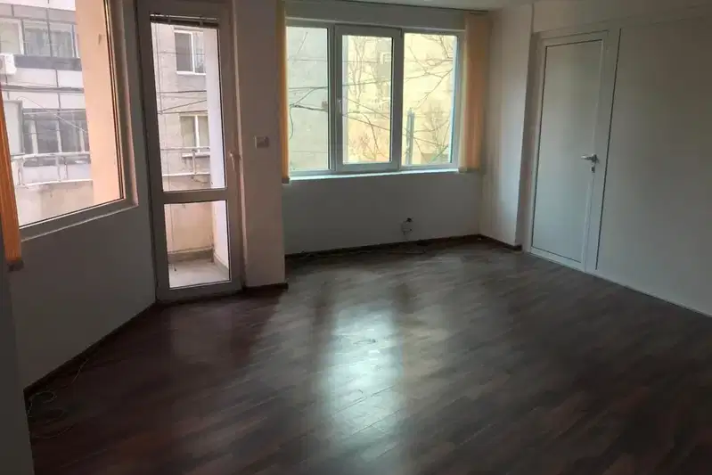 Тристаен апартамент с тераса в Зимно кино Тракия, Варна