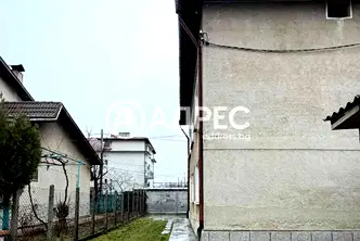 Етаж от къща в София, Левски