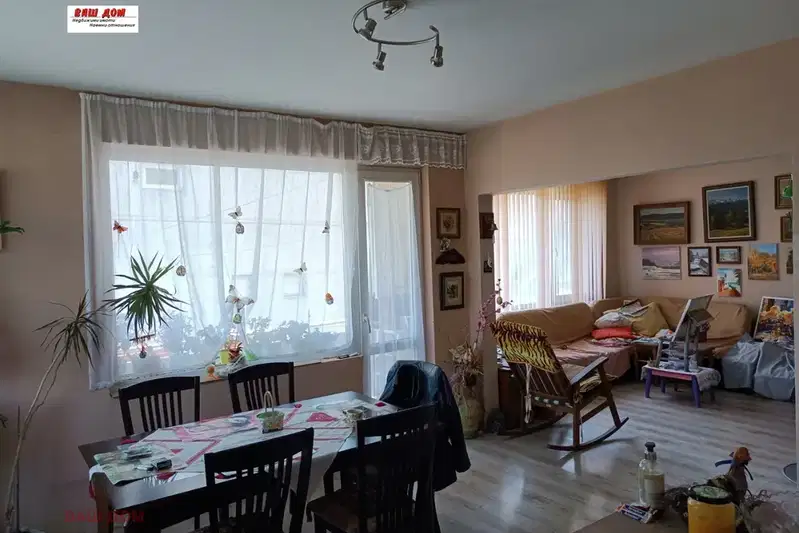 Етаж от къща във Варна, Виница