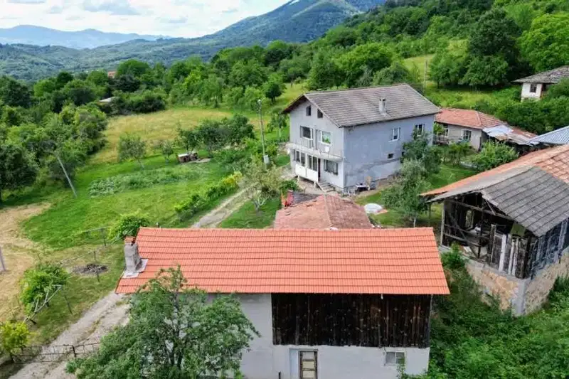 House in Oblast Lovech, Aprilci