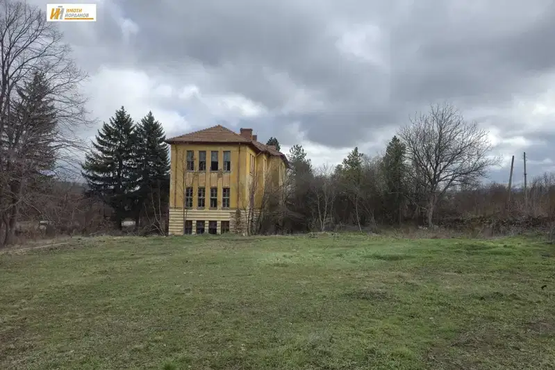 Триетажна къща с двор в с. Пчелище, обл. Велико Търново