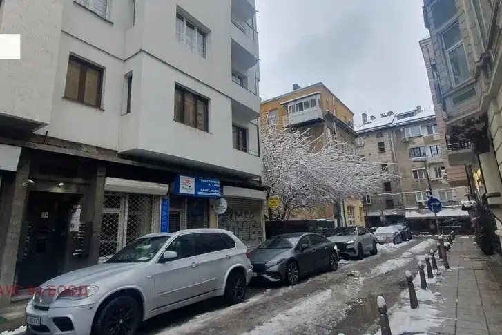 Spacious 4-room apartment with two entrances in the heart of Sofia