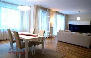 Просторен 4-стаен апартамент с две бани в Лозенец, София