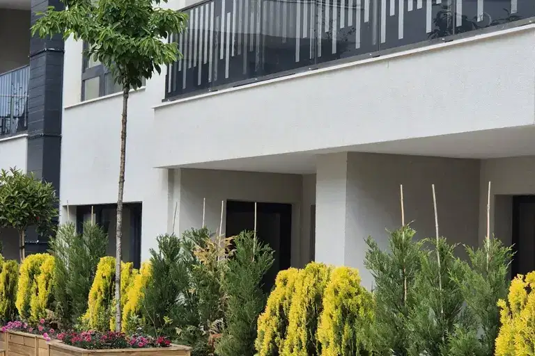Двустаен апартамент с тераса в Център, Варна на ул. Парижка комуна