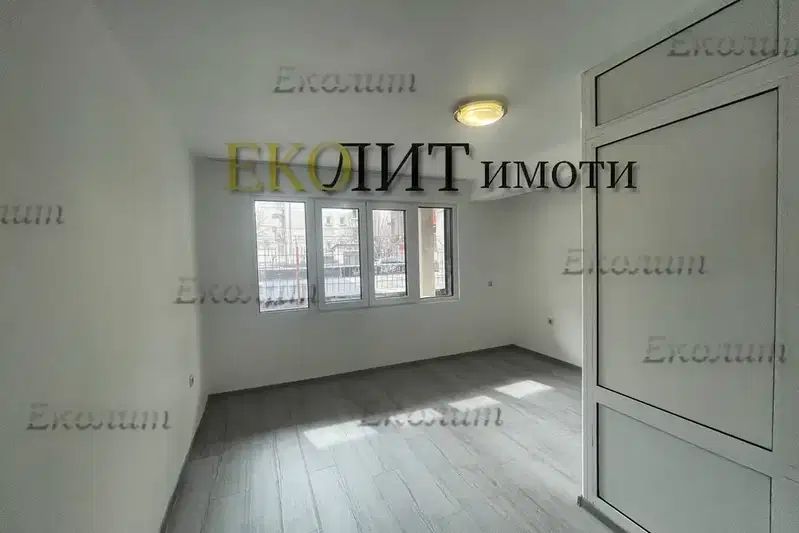 Двустаен апартамент с три отделни помещения в Лозенец, София