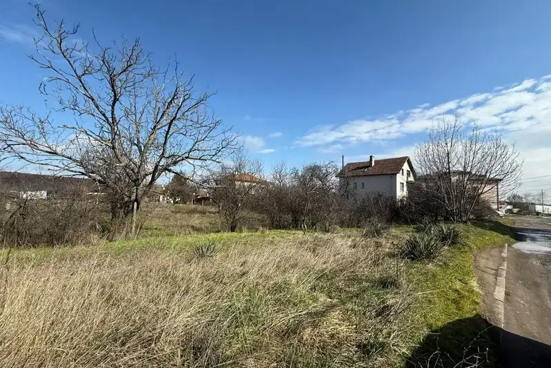 Парцел в София, Враждебна