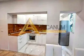 Просторен тристаен апартамент с тераса в центъра на Варна