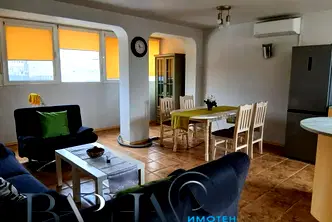 Тристаен апартамент с просторна тераса в центъра на Варна
