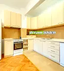 Тристаен апартамент с южно изложение в центъра на София