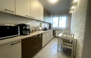 Тристаен апартамент с балкон и гледка към Витоша в центъра на София