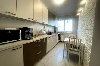 Тристаен апартамент с балкон и гледка към Витоша в центъра на София