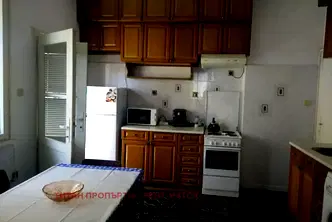 Тристаен апартамент с удобна локация в центъра на Бургас