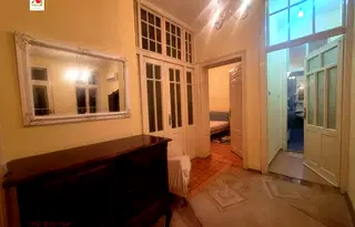 Тристаен апартамент с просторни стаи и тераса в Центъра на София