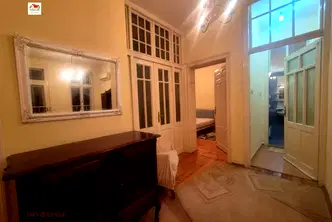 Тристаен апартамент с просторни стаи и тераса в Центъра на София