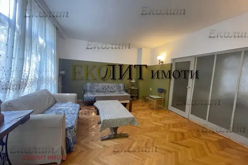 Обзаведен тристаен апартамент с две тераси в Центъра на София