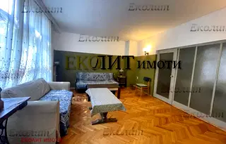 Обзаведен тристаен апартамент с две тераси в Центъра на София