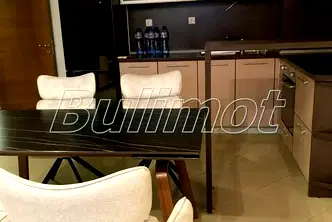 Тристаен апартамент с ново обзавеждане в центъра на Варна