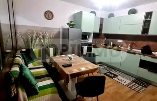 Тристаен апартамент с две тераси в центъра на Варна