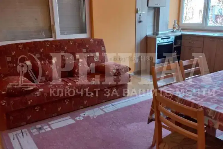 Тристаен апартамент с ново обзавеждане в центъра на Пловдив