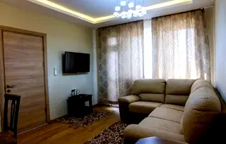 Тристаен апартамент с модерна кухня в центъра на Пловдив