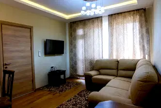 Тристаен апартамент с модерна кухня в центъра на Пловдив