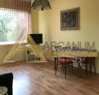 Снимка 2 — Тристаен апартамент с балкони и панорама в центъра на Варна