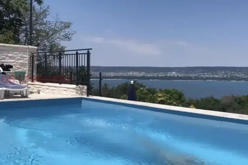 Луксозен 3-стаен апартамент с морска гледка в Галата, Варна