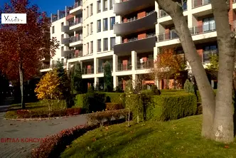 Тристаен апартамент с дизайнерско обзавеждане и тераса в Изток, София