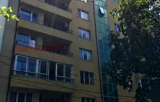 Тристаен апартамент с обща остъклена тераса в Лагера, София