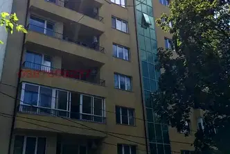 Тристаен апартамент с обща остъклена тераса в Лагера, София