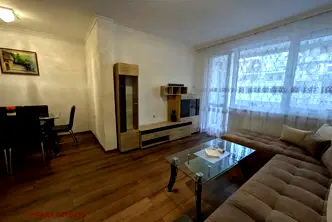 Тристаен апартамент с удобна локация в Лазур, Бургас