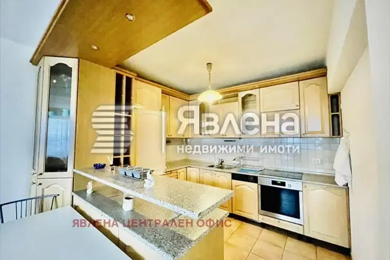 Тристаен апартамент в София, Медицинска академия