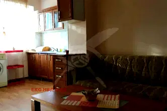 Тристаен апартамент с удобна локация в район Южен, Пловдив