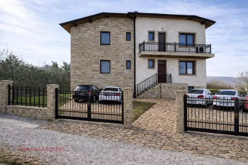 4-bedroom apartment in Lozen