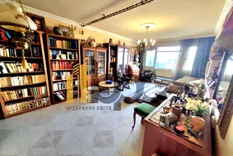 Четиристаен апартамент с просторен хол и две бани в Белите брези