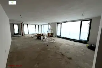 Просторен четиристаен апартамент с високи тавани в Бояна