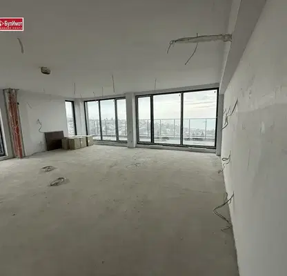 Снимка 2 — Просторен 4-стаен апартамент с морска панорама в Бриз, Варна