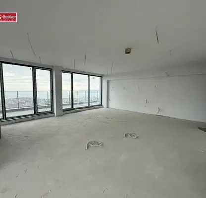 Снимка 3 — Просторен 4-стаен апартамент с морска панорама в Бриз, Варна