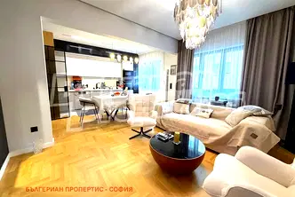 Просторен четиристаен апартамент с дизайнерски ремонт в Център София