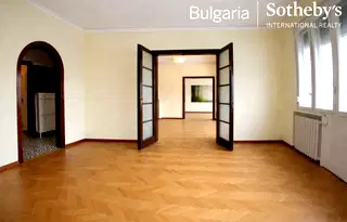 Просторен четиристаен апартамент с камина в Докторски паметник, София